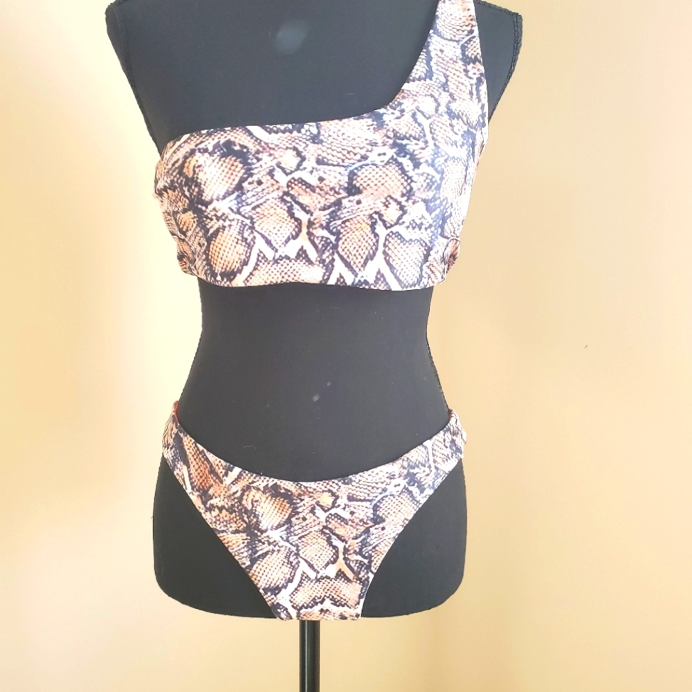 Two Pieces swimsuit from Shein.